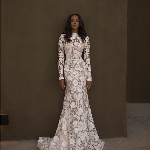 Satori - Floral appliqué Wedding Gown - Picture 1 of 7